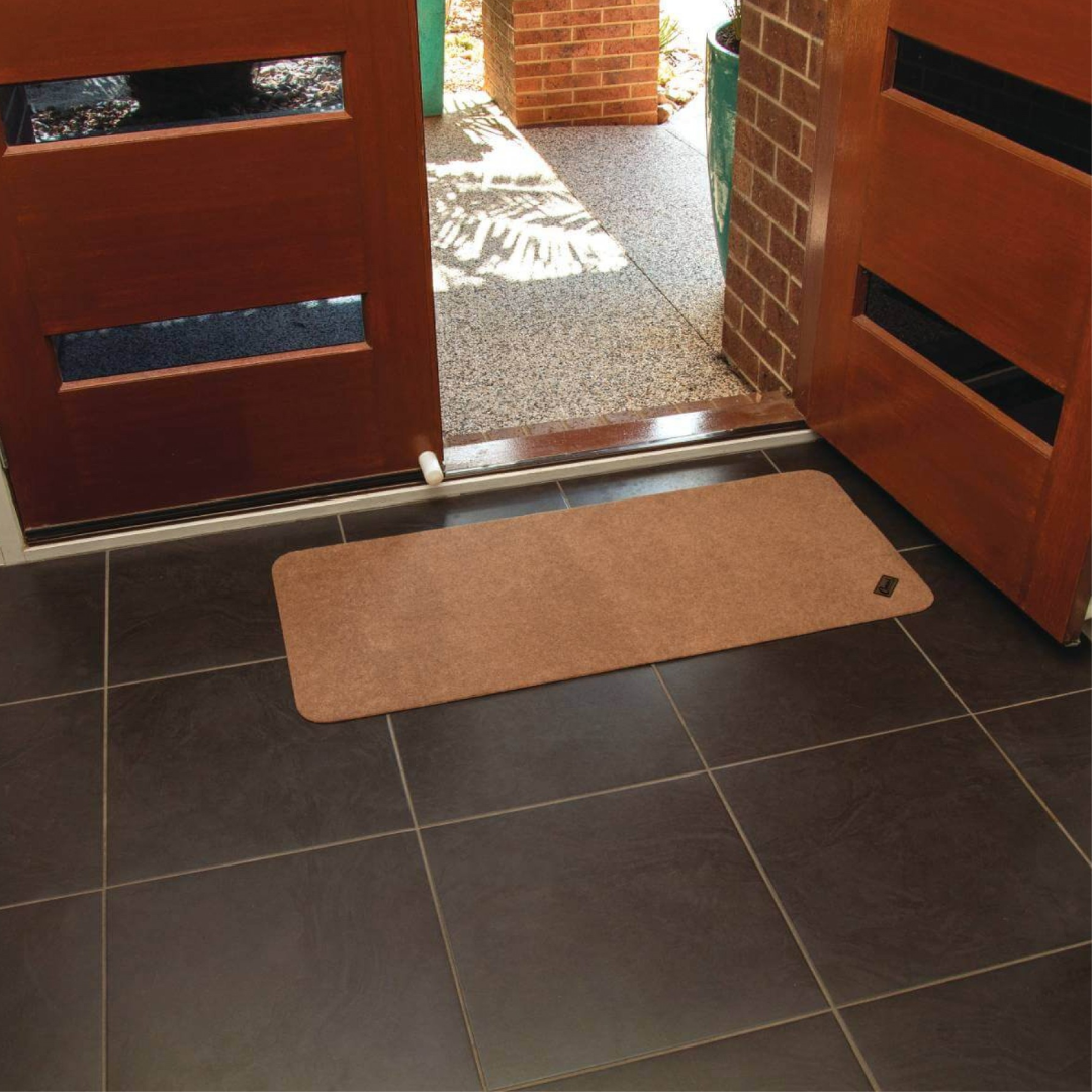 Conni Floor Mat Mid Runner Pebble – Absorbent, waterproof, anti-slip mat for narrow spaces like hallways and bathrooms.