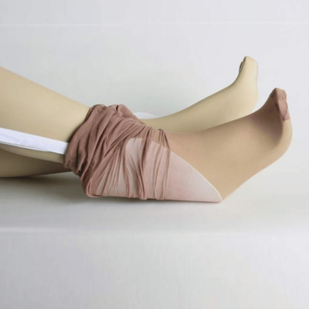 Stocking Aid Dorking Standard variant helps users put on stockings or socks easily, supporting independence for older adults and those with limited mobility.